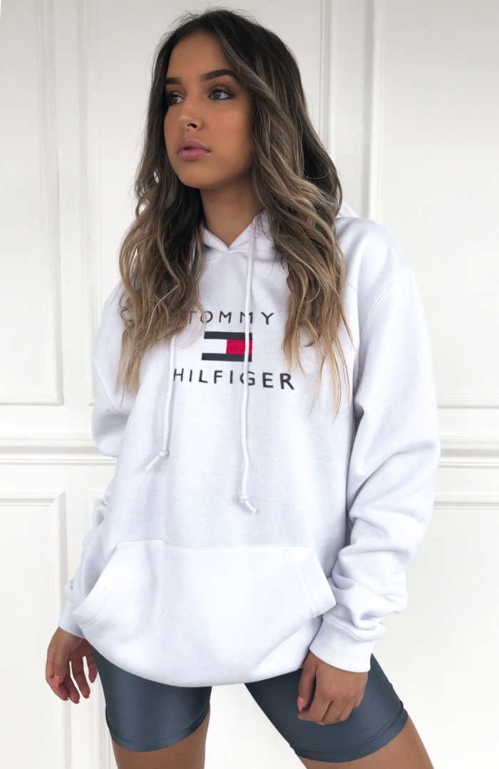 bluza-biała-ocieplana-kangurka-tommy-jeans-hilfiger-na-prezent-dla-kobiery