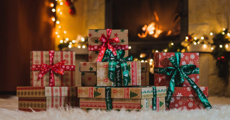 Jak zaskoczyć dziewczynę pod choinką? Top bluzy i koszulki na prezent w 2023 roku
