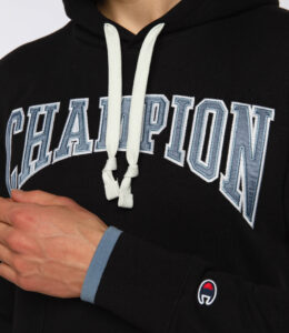 bluza-meska-champion-czarna-zblizenie-na-detale.jpeg